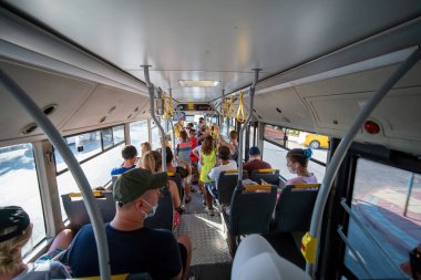 ALANA, TURKEY - 25 Ağustos 2020, Otobüsün içinden yolcularla birlikte arka plan.