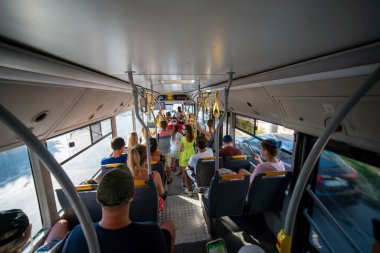 ALANA, TURKEY - 25 Ağustos 2020, Otobüsün içinden yolcularla birlikte arka plan.