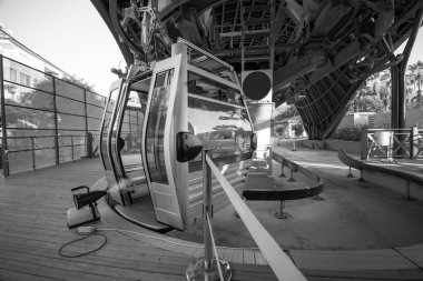 Siyah ve beyaz. Kablolu araba istasyonu. Füniküler olarak dağa. Toplu taşıma araçlarının tedavisi ve dezenfeksiyonu, salgın kontrolü. ALAN, TURKEY