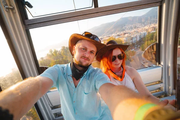 Une Touriste Femme Homme Voyagent Ensemble Font Selfie Sur Téléphone — Photo