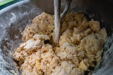 Ekmek pişirme işlemi. Hamur, un ve su katıyorum. Endüstriyel karıştırıcı, otomatik. Manzara yakın..