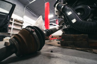 Araçtan çıkan motor, arabadan ayrı olarak yerleştirilmiş. Çıkarma ve değiştirme. Zamanlayıcılar, boru gericiler. Sensörler ve kablolar. Top, el bombası, mühür ve toz botu.