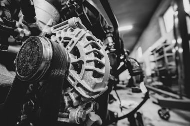 Aracın motoru, arabadan ayrı olarak yerleştirilmiş. Çıkarma ve değiştirme. Zamanlayıcılar, boru gericiler. Sensörler ve kablolar. Jeneratör. Araba servisi ve iş. Siyah ve beyaz