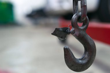 Araba servisinde motor vincini kaldırıyorum. Yakın plan. Detaylar, seçici odaklanma. Boşluğu kopyala