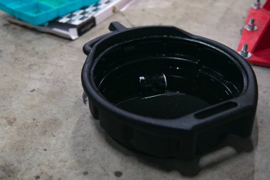 Kullanılmış yağı boşaltmak için konteyner. Yağ filtresi ve plastik kase. Otomotiv hizmeti ve bakım kavramı.