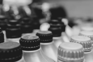 Motor yağı için çok sayıda plastik şişe. Örtüler yakın. seçici odak