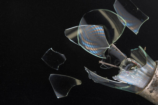 сломанная автомобильная лампочка на черном фоне. Филамент и осколки стекла. Копирование пространства