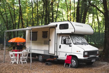 Marmore, İtalya - 26 Temmuz 2019: Eski Fiat Ducato safariways karavan, karavan. modası geçmiş, eski model. Kamp ekipmanları