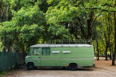 Marmore, İtalya - 26 Temmuz 2019: Eski Mercedess 508d karavan, karavan, eski model. kamp