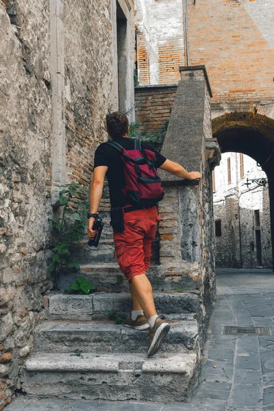 Een Wandelende Man Toerist Narni Terni Umbrië Italië Middeleeuwse Stad — Stockfoto