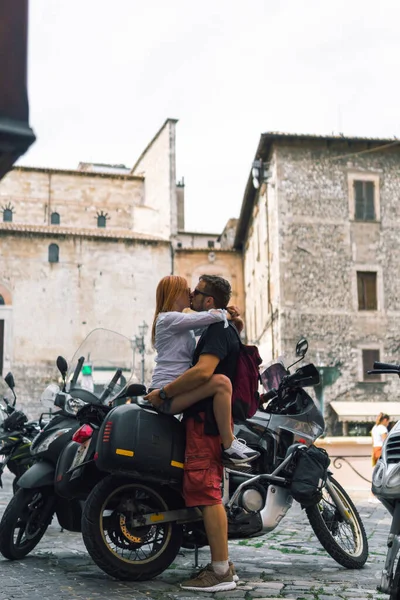 Duas Pessoas Bicicleta Mulher Homem Casal Apaixonado Conceito Aventura Férias — Fotografia de Stock