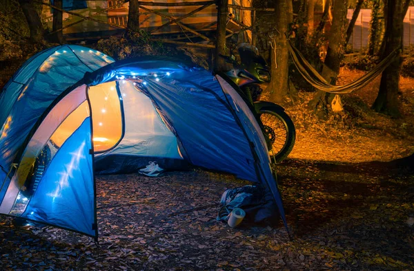 Büyük Mavi Çadır Parlıyor Kampta Çelenk Işık Var Kamp Yapmak — Stok fotoğraf