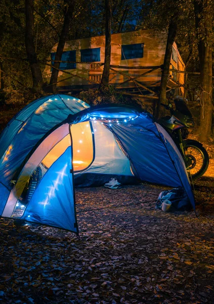 Большая Синяя Палатка Светится Гирлянды Освещение Лагере Поход Мотоцикл Гамак — стоковое фото