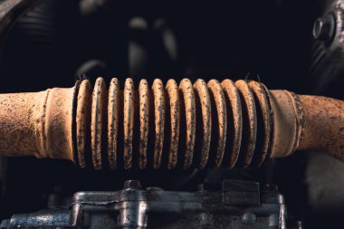 Eski egzoz borusu, esnek kıvrım yenileme, onarım ve bakım gerektirir. Araba servisi, araç altyapısı.