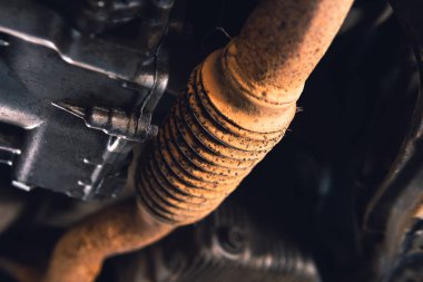 Eski egzoz borusu, esnek kıvrım yenileme, onarım ve bakım gerektirir. Araba servisi, araç altyapısı.