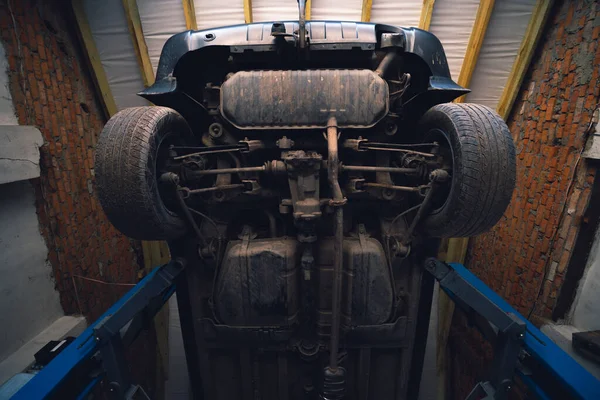 Arabanın ön tekerleri kullanılmış arabanın süspansiyon radyatörünü çalıştırıyor. servis, kollar ve dengeleyiciler, egzoz sistemi, katalitik dönüştürücü, sensörler ve fren sistemi. kardan ve diferansiyel