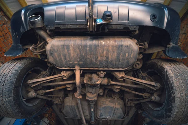 Ön tekerlerin altındaki araba kullanılmış arabanın süspansiyonunu çalıştırıyor. servis, egzoz sistemi, katalitik dönüştürücü, gaz tankı, 4WD için manyetik debriyaj. kardan ve diferansiyel