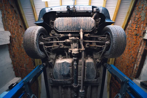 Ön tekerlerin altındaki araba kullanılmış arabanın süspansiyonunu çalıştırıyor. servis, egzoz sistemi, katalitik dönüştürücü, gaz tankı, 4WD için manyetik debriyaj. kardan ve diferansiyel