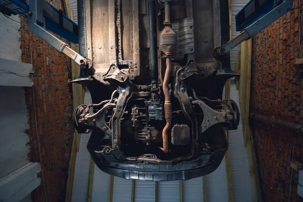 Arabanın ön tekerleri kullanılmış arabanın süspansiyon radyatörünü çalıştırıyor. servis, kollar ve dengeleyiciler, egzoz sistemi, katalitik dönüştürücü, sensörler ve fren sistemi. kardan ve diferansiyel
