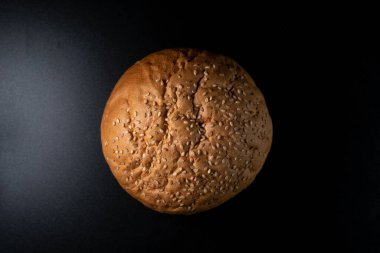 Ekmek, malzemesiz hamburger ekmeği. Fast food ekmeği üretimi kavramı. Fırın ürünleri. Uzayı kopyala Üst alt görünüm.