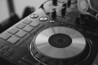 Olaylar için ses ekipmanı. DJ kontrol paneli. Ses, kutlama ve konser konsepti. Seçici odaklanma. Kapatın. Siyah ve beyaz.