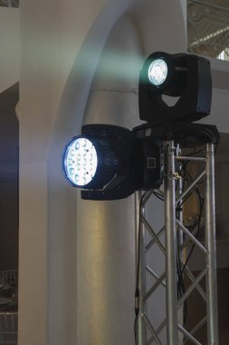 Metal bir rafta aydınlatma ekipmanı. Cihazın ışığı. Etkinlikler için ekipman kiralama konsepti. Dikey fotoğraf.