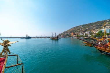 Akdeniz 'in sularında eski bir korsan gemisi. Turist eğlencesi, sahil turu. Yaz güneşli bir gün. Alanya 'nın dağ kıyısında. Türkiye.