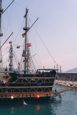 ALANA, TURKEY - 26 AĞUSTOS 2020: Antalya 'da Akdeniz' in sularındaki korsan gemisi (Alanya) Alanya Kalesi 'ni turluyor. Turist eğlencesi