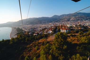 Türkiye 'nin Alanya (Kleopatra plajı) şehrini görmek için teleferiğe binmek. Gün batımı zamanı