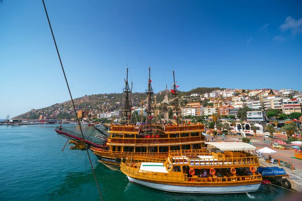 ALANA, TURKEY - 26 AĞUSTOS 2020: Alanya Körfezi 'ndeki Akdeniz' de korsan gemisi. Alanya Kalesi 'nde gemi turu. Turist eğlencesi