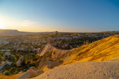 Kapadokya 'nın büyük turistik cazibesi - balon uçuşu. Eğlence, turizm bir tatil. Seyahat turu. Goreme, Kapadokya, Türkiye.