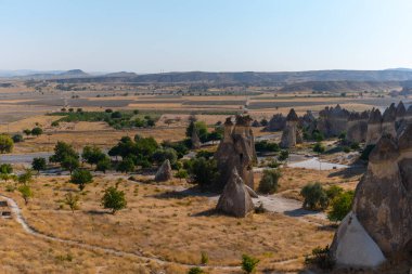 Peri bacaları (kaya oluşumları) seyahat ve tatil, yaz güneşli bir gün. Goreme, Kapadokya, Türkiye.