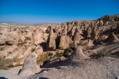 Devrent, Hayali Vadi Türkiye 'nin Kapadokya şehrinde eşsiz gül kaya oluşumlarıyla dolu. Seyahat ve tatil konsepti. Yaz güneşli bir gün.
