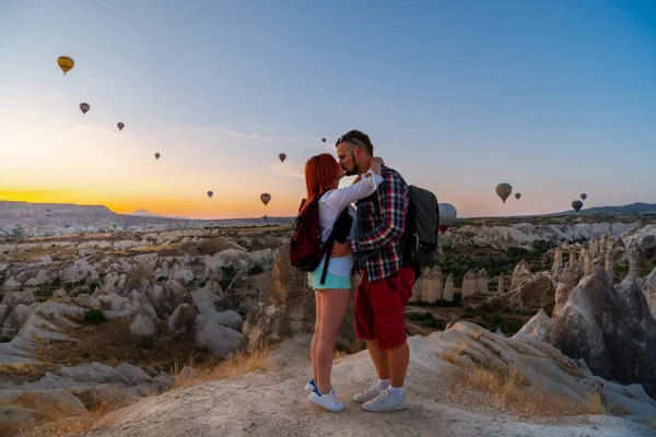 Casal Feliz Homem Mulher Beijarem Vale Amor Voo Balão Fundo — Fotografia de Stock