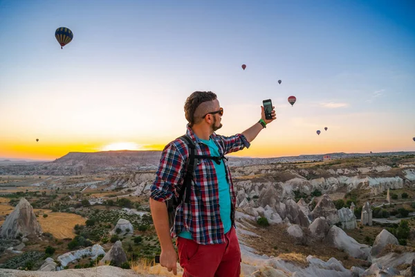 Man Maakt Een Selfie Foto Smartphone Toeristische Attractie Ballon Vlucht — Stockfoto