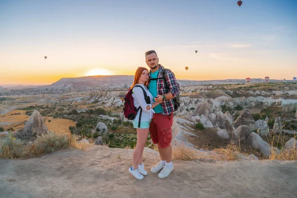 一对游客夫妇 男人和女人欣赏风景 气球背景飞行 旅行旅行 Goreme Cappadocia 土耳其 — 图库照片