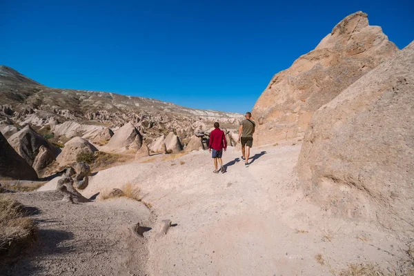 Capadocia Turquía Agosto 2020 Los Turistas Caminan Devrent Valle Imaginario —  Fotos de Stock