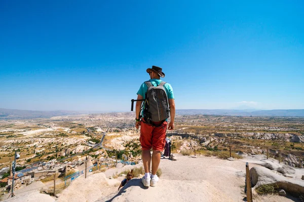 Castillo Uchisar Turista Cima Fortaleza Montañas Vista Capadocia Hombre Fotógrafo —  Fotos de Stock