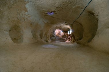 Saratli, Türkiye - 27 Ağustos 2020: Kapadokya topraklarındaki antik bir yeraltı şehri. Yerin derinliklerinde odalar. Gyulagach, Aksaray