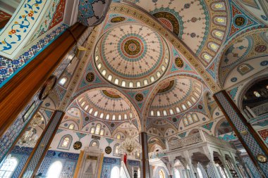 Manavgat, Türkiye - 28 Ağustos 2020: Merkezi Cami kompleksi, İçişleri, halılar ve geleneksel görkemli cami merkezi Kulliye Cami
