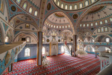 Manavgat, Türkiye - 28 Ağustos 2020: Merkezi Cami kompleksi, İçişleri, halılar ve geleneksel görkemli cami merkezi Kulliye Cami
