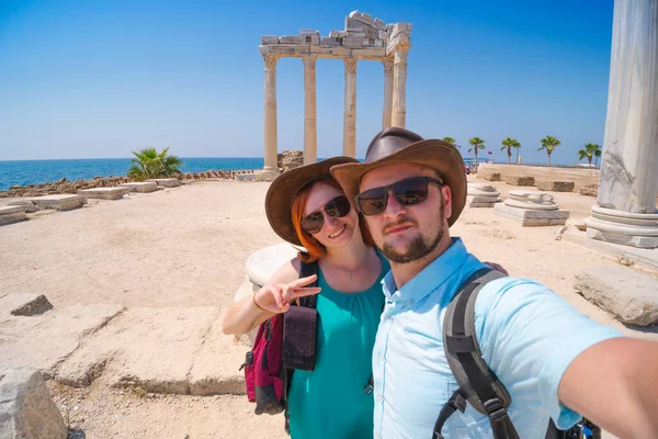 Sevgili Bir Çift Gezgin Antik Roma Tapınağı Apollo Nun Kalıntıları — Stok fotoğraf