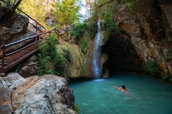 土耳其侧边美丽的瀑布Degirmendere Selalesi 岩石中美丽的色彩 Gizli Cennet — 图库照片