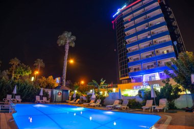 Alanya, Antalya Türkiye - 28 Ağustos 2020: BORA BORA BUTIK Havuzu ve gece aydınlatma, aydınlatma