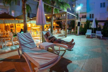 Alanya, Antalya Türkiye - 28 Ağustos 2020: BORA BORA BUTIK Havuzu ve gece aydınlatması oteli, turistlerin dinlenme yerlerine ışık tutuyor