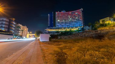 Alanya, Türkiye - 28 Ağustos 2020: Diamond Hill Resort Hotel ve gece aydınlatma, aydınlatma. Sokağın manzarası