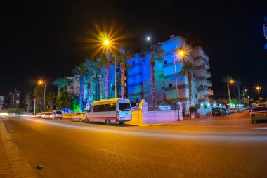 Alanya, Türkiye - 28 Ağustos 2020: BORA BORA BUTIK Havuzu ve gece aydınlatması, aydınlatma. Sokağın manzarası