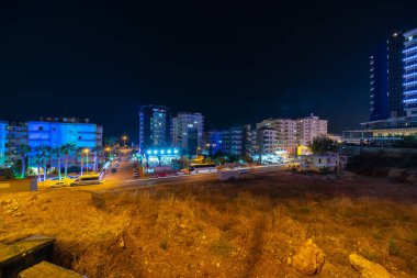 Alanya, Türkiye - 28 Ağustos 2020: Diamond Hill Resort Hotel ve gece aydınlatma, aydınlatma. Sokağın manzarası