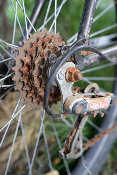 비포장 자전거의 뒷바퀴에 쇠사슬 기어의 메커니즘 대체가 필요하다 — 스톡 사진