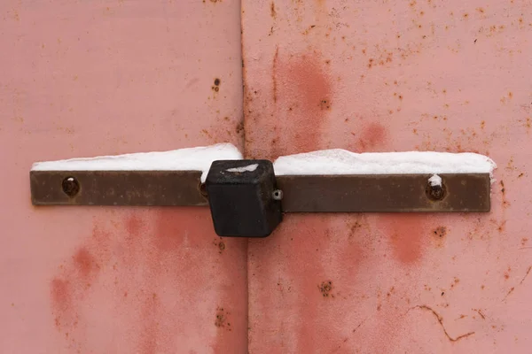 Padlock on an old iron gate with peeling paint and traces of rust — Stock Photo, Image